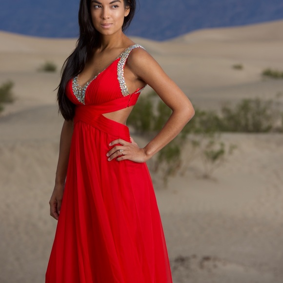 RED LA FEMME PROM/BALL GOWN (0) - Picture 3 of 4